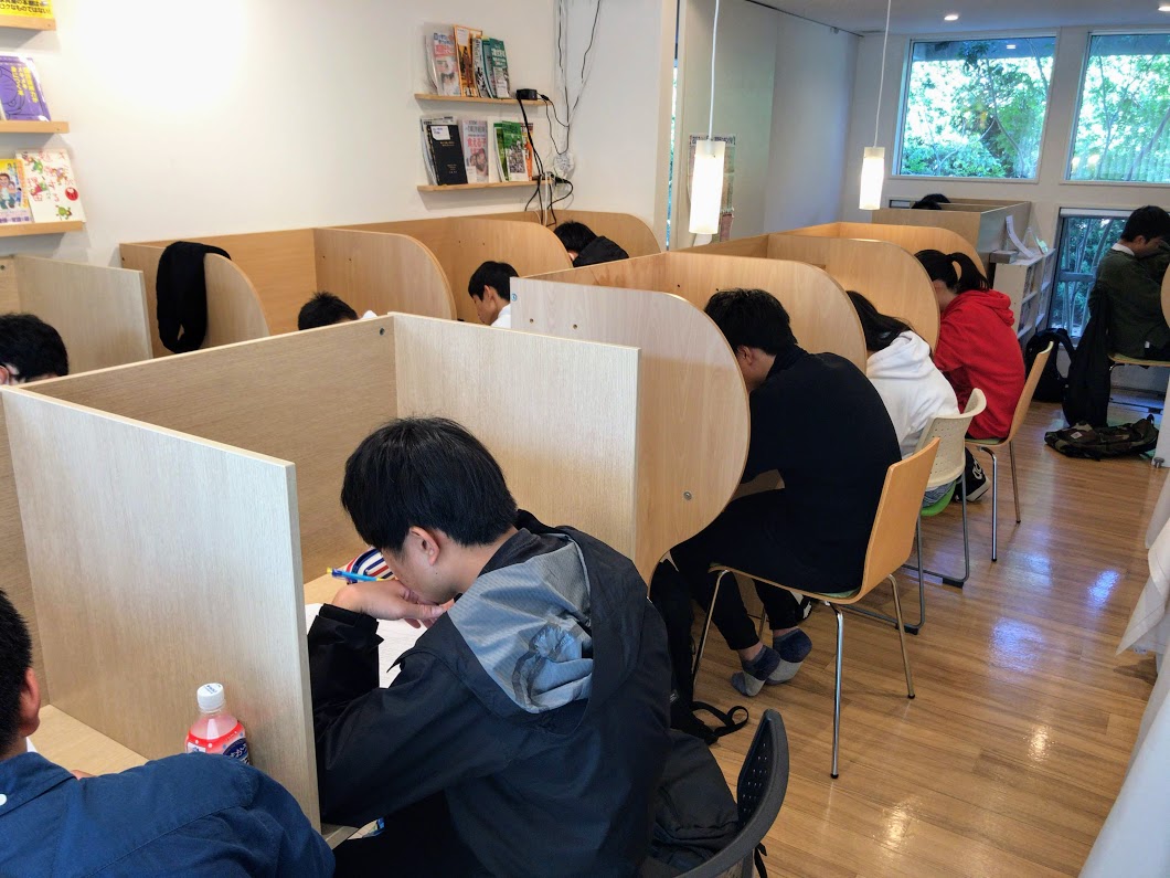 館山市の学習塾SLLの自習室が満席になっている様子