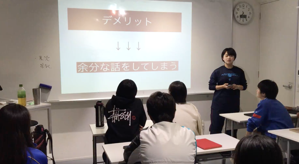 館山市の学習塾ランゲージ・ラボラトリーで中学生がキーノートを使ってプレゼンテーションをしている様子