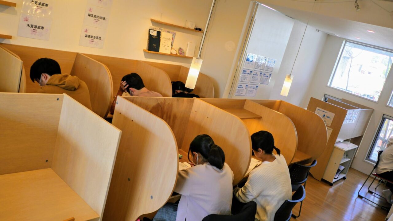 館山市の学習塾ランゲージ・ラボラトリーの自習室で勉強する中学生たち