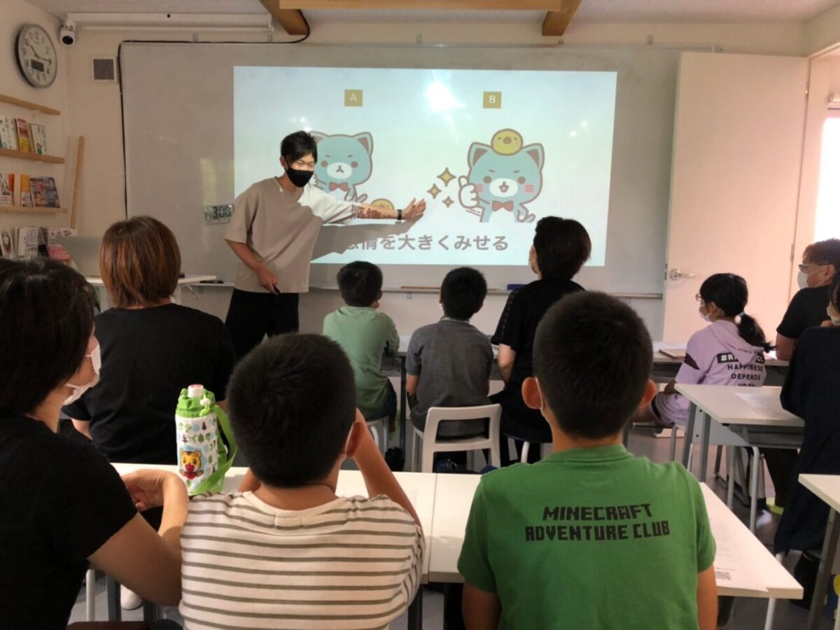 LINEスタンプ作りイベントで説明している様子