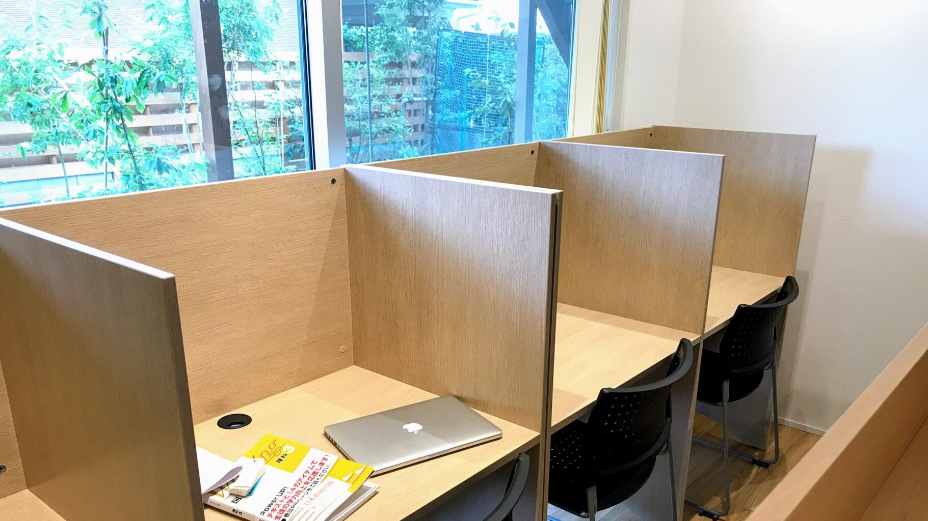 館山市の学習塾ランゲージ・ラボラトリーの自習室の机