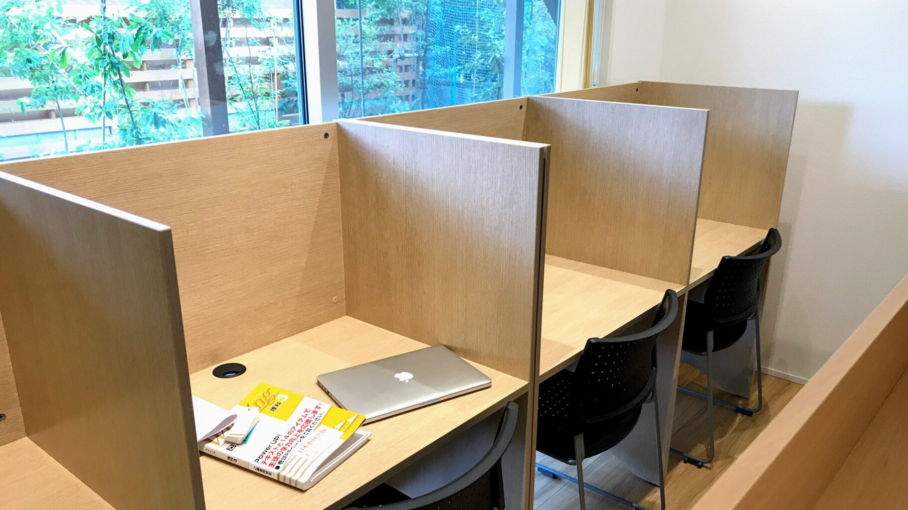 館山市の学習塾ランゲージ・ラボラトリーの自習室の机
