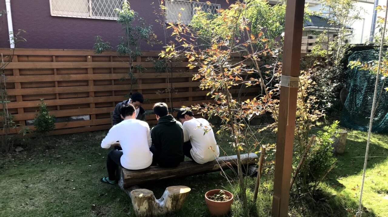 館山市の学習塾SLLの自習室の庭で昼ごはん2