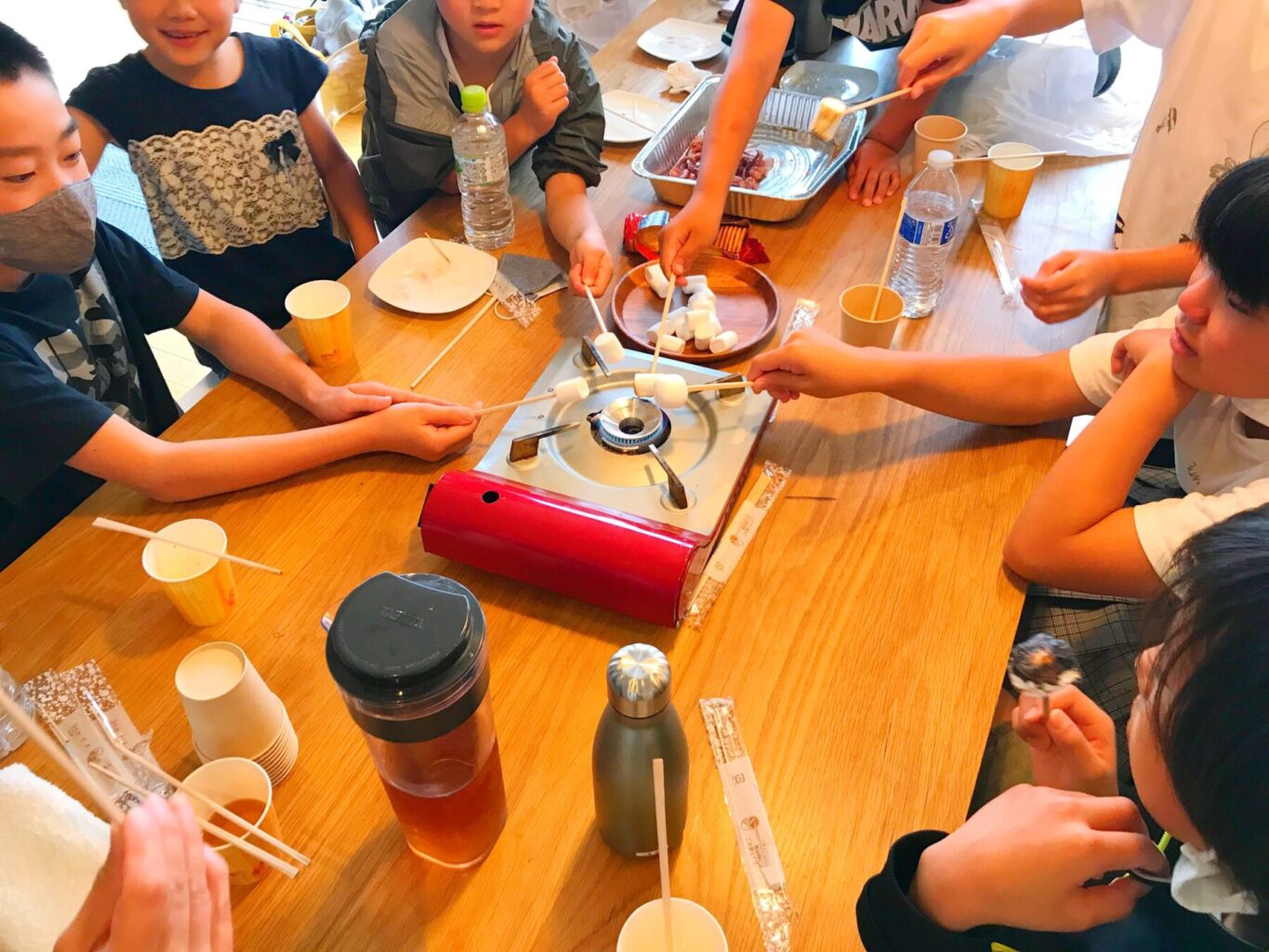 館山市の学習塾ランゲージ・ラボラトリーのイベントでマシュマロを焼く。
