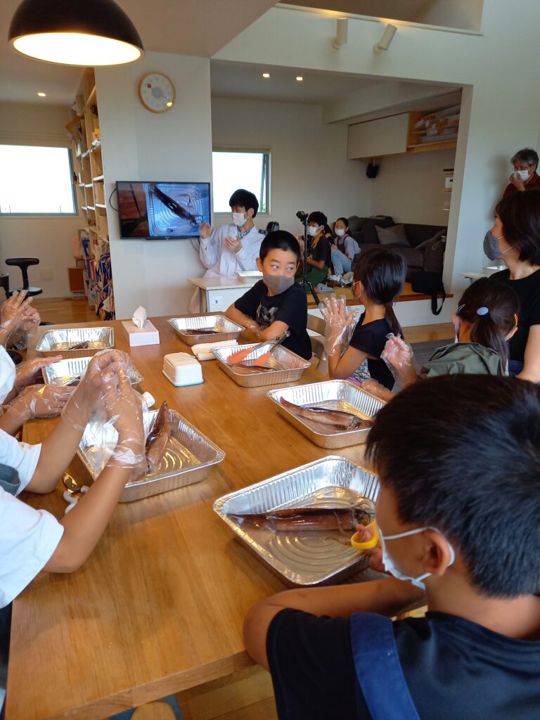 館山市の学習塾ランゲージ・ラボラトリーでのイカの解剖実験。モニターでの説明。