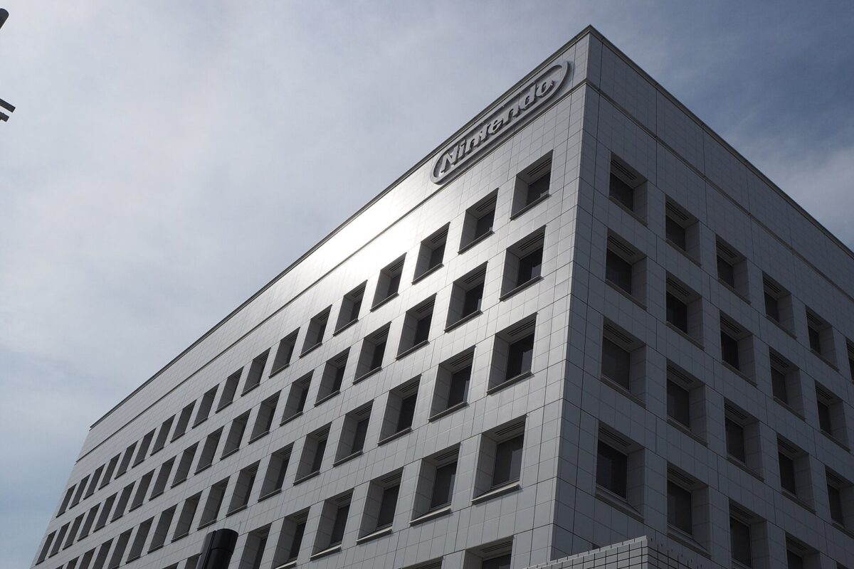 曇り空を背に、白い四角い窓がびっしり並ぶビル。上のほうに「Nintendo」の文字がある