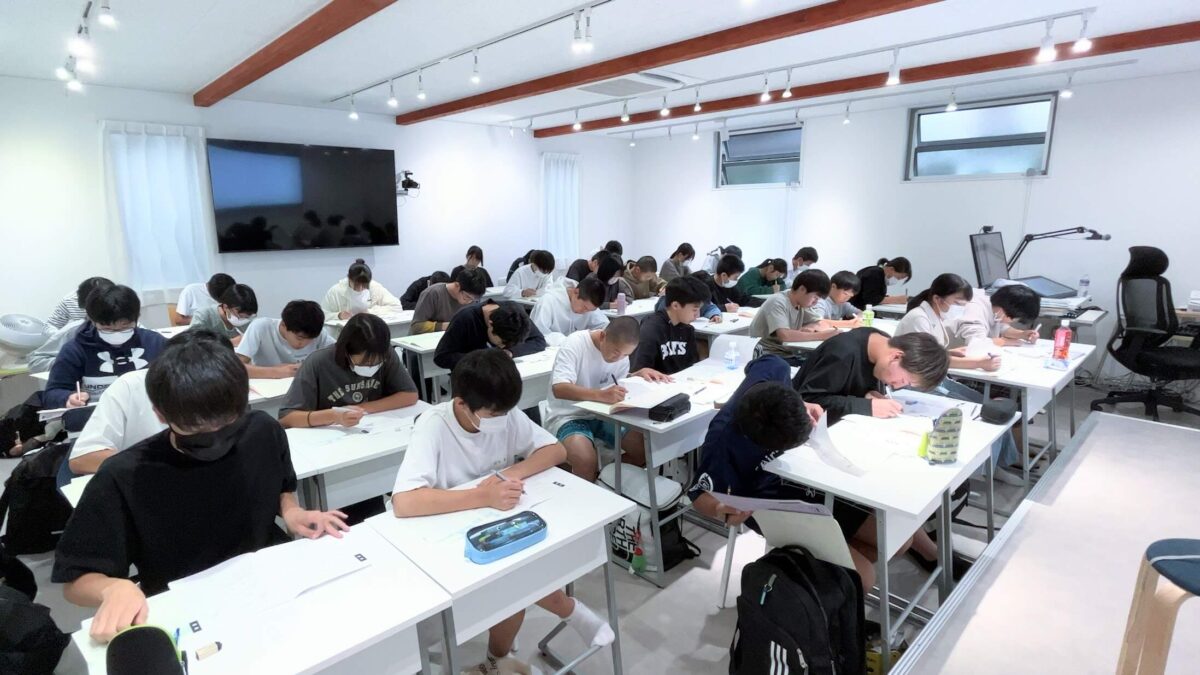 教室で一斉に問題演習に取り組む館山校の生徒たち
