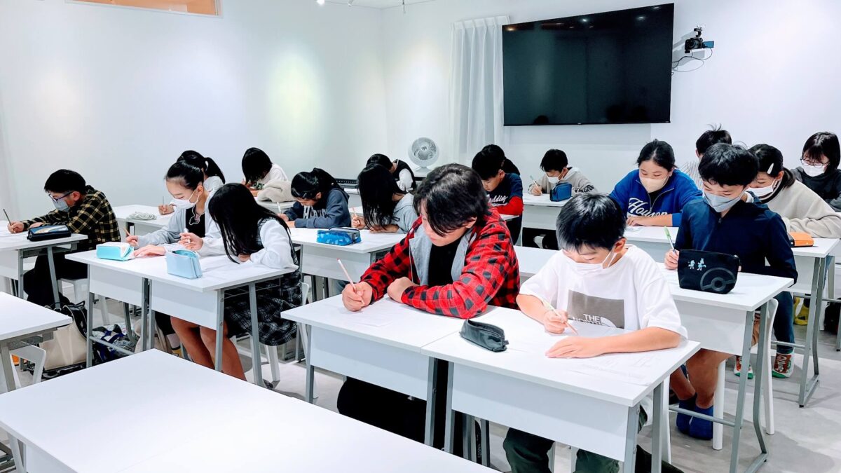 鉛筆で書きながら問題を解く生徒たち