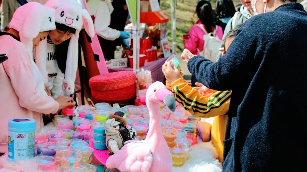 城山公園で開いたリアルお店屋さんごっこで品物を売る子どもたち