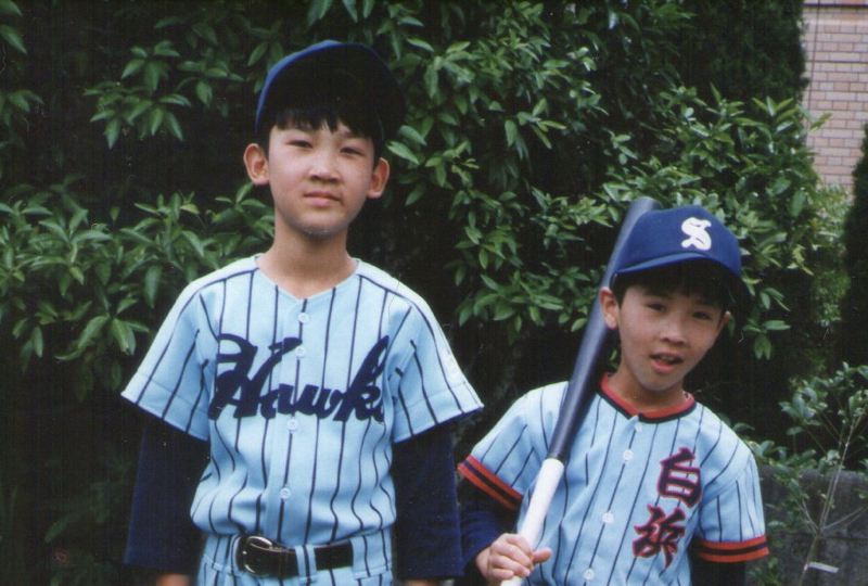 少年野球のユニフォームを着た小学生のころの小池哲平(左)