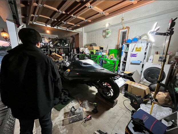 経営者の自宅ガレージに並ぶ車とバイク