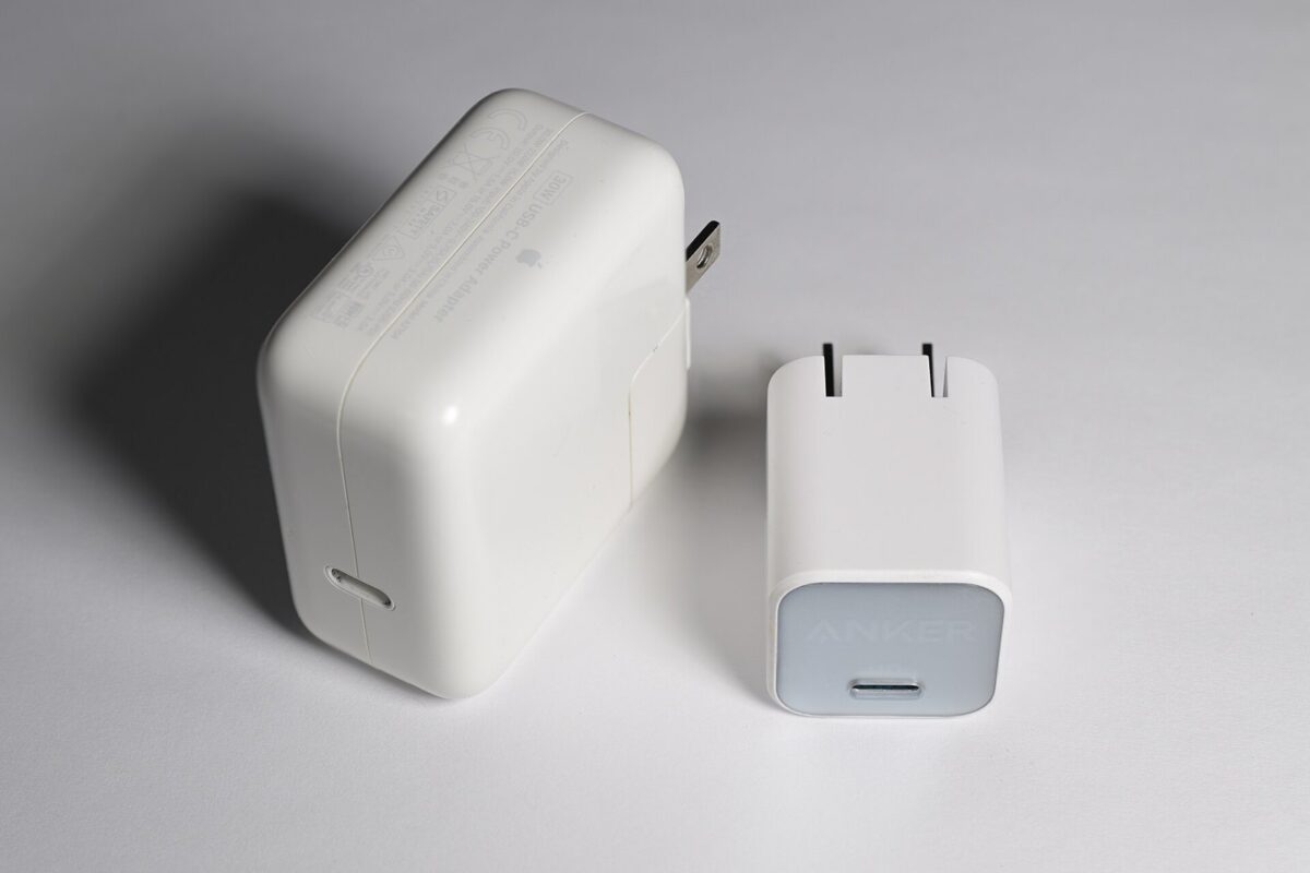 白い充電器が2つ並んでいる。左は大きな四角い充電器、右はその半分ほどの小さな充電器