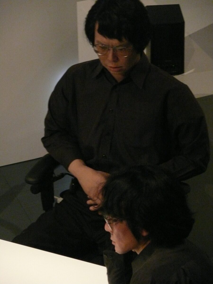 黒い服に眼鏡の、そっくりな2人。1人は石黒浩先生、もう1人は先生そっくりのアンドロイド