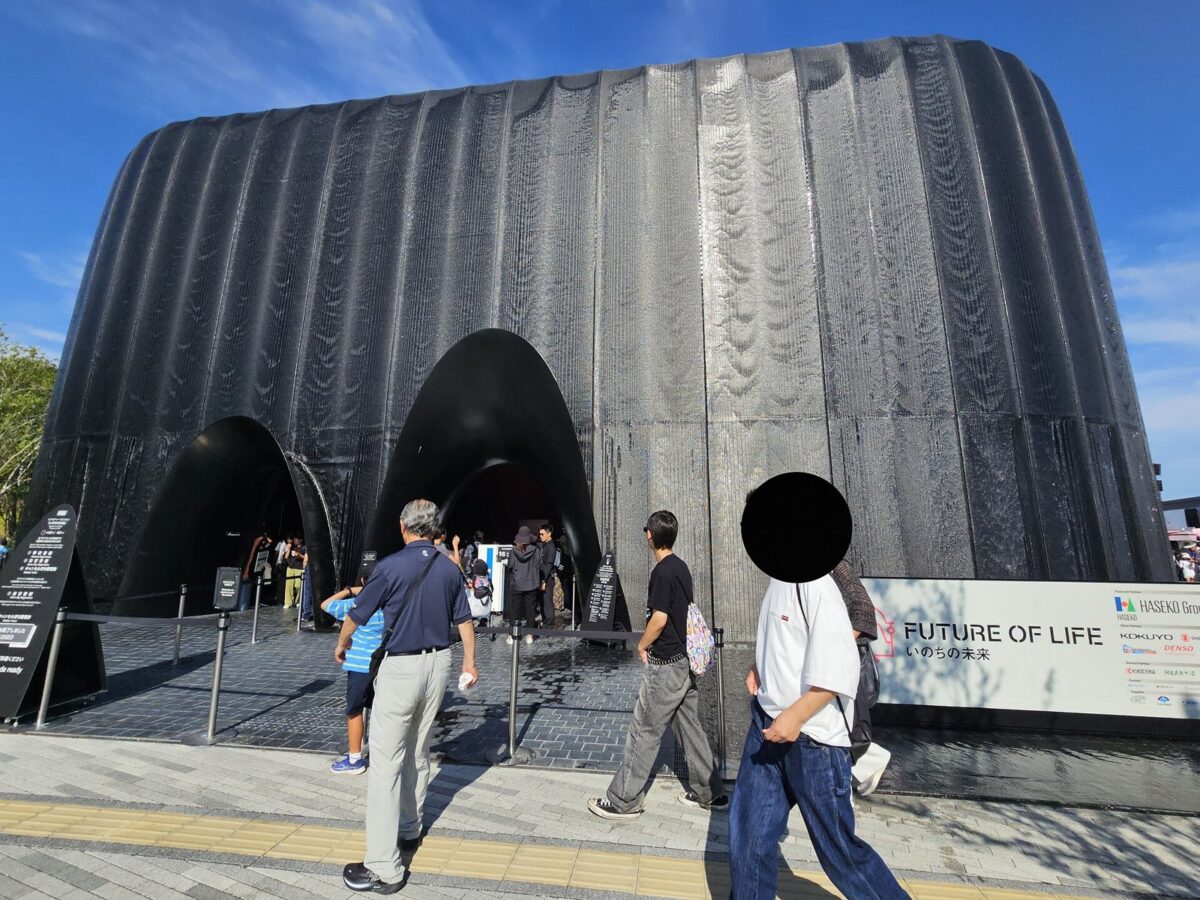 大阪・関西万博の会場に建つ、黒い外観のパビリオン「いのちの未来」