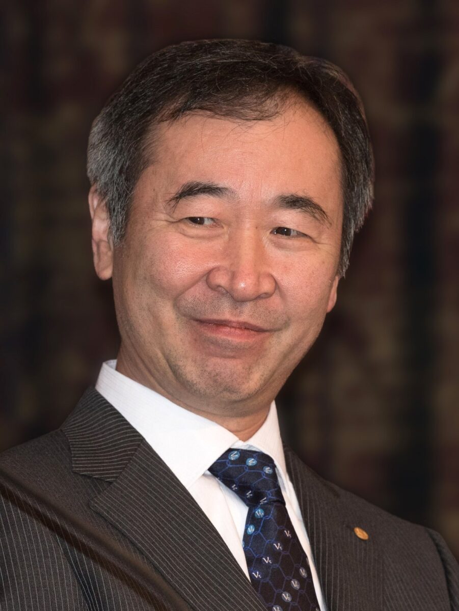 スーツにネクタイ姿の男性が、ほほえんでいる