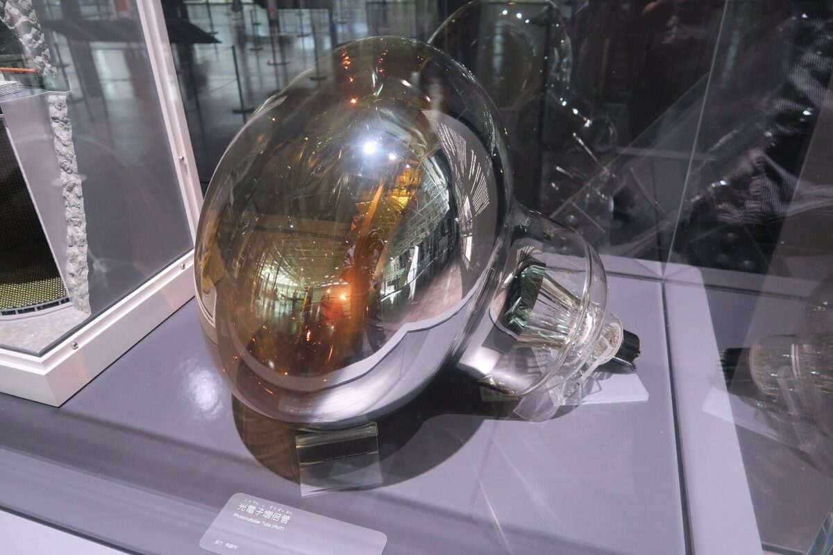大きな電球のような、金色に光る丸いガラスの光のセンサーが、ケースの中に横向きに展示されている