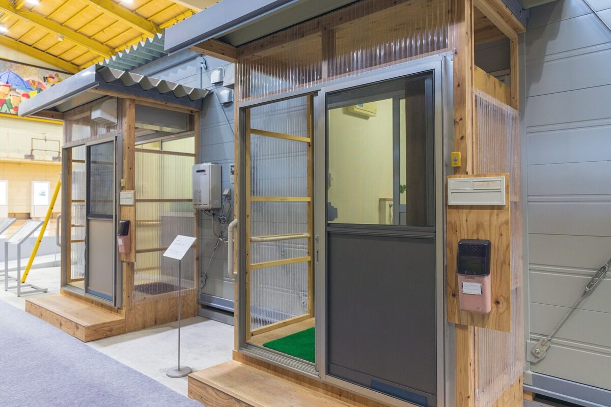展示室の中に、木の枠とガラスの扉がついた、小さな仮設住宅の入口が2つ並んでいる