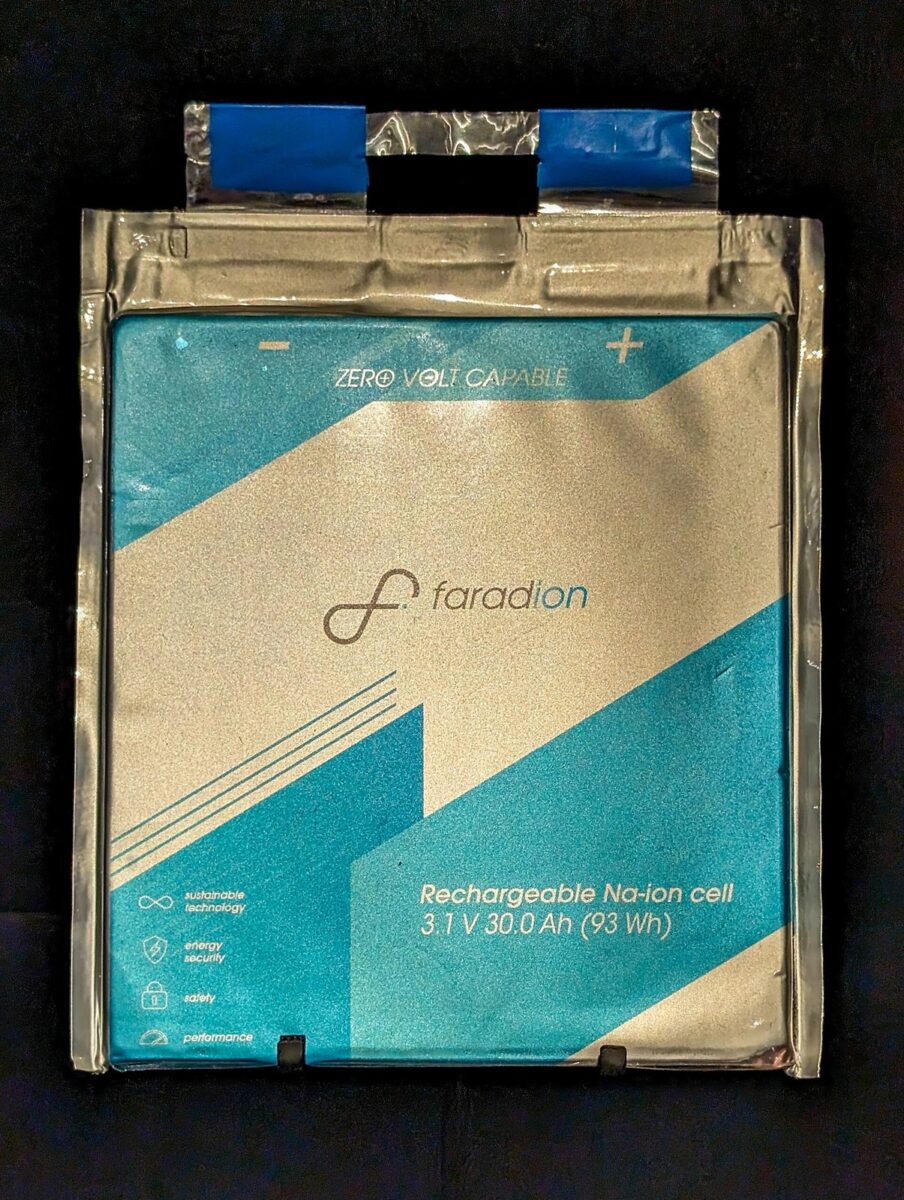 水色と銀色の、薄い板のような四角いナトリウムイオン電池。上に2本の端子がついている