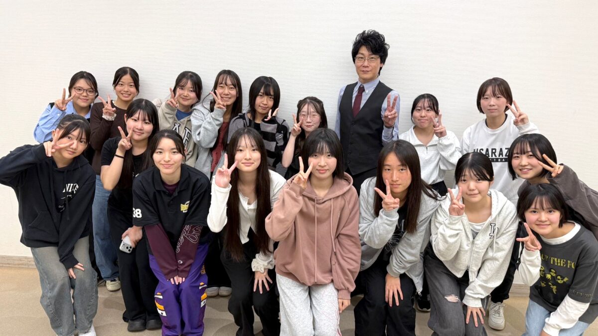 大岩先生と生徒たちの記念撮影(2組目)