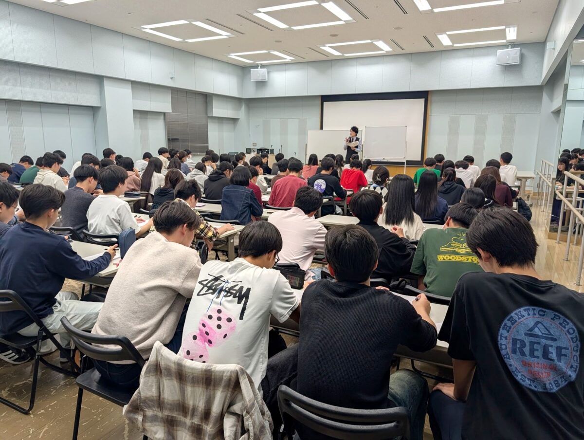 プリントに書き込みながら大岩先生の授業を聞く生徒たち