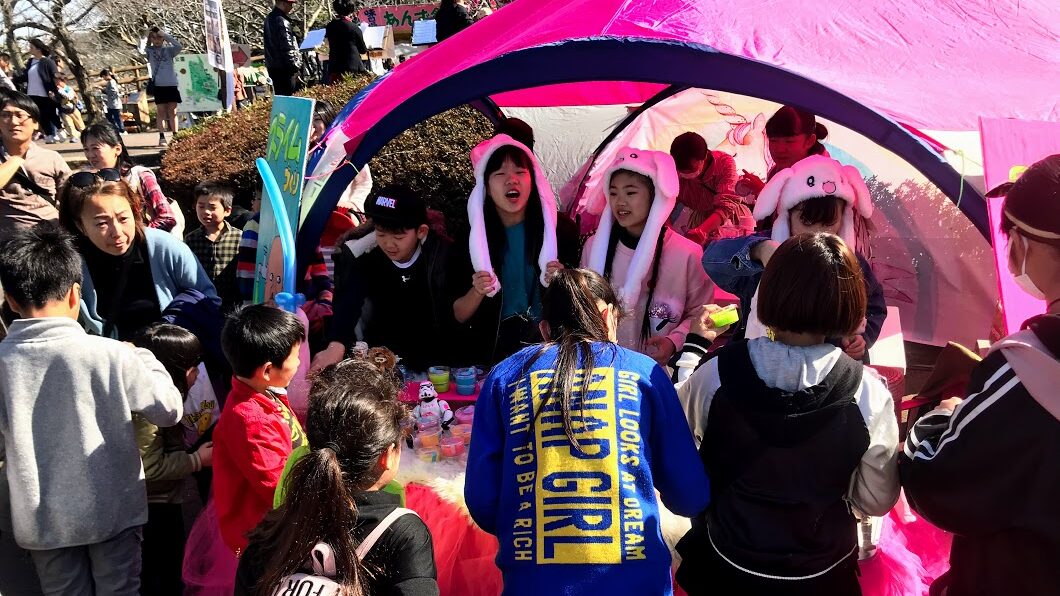リアルお店屋さんごっこでスライム屋さんが繁盛している様子