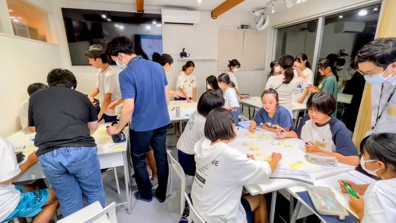 意欲の高い仲間と議論する館山の学習塾の中学生たち