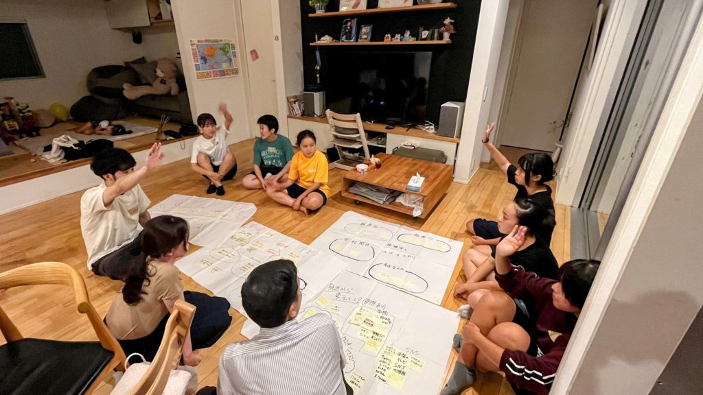 有志で集まり、プロジェクトの具体策を話し合う中学生