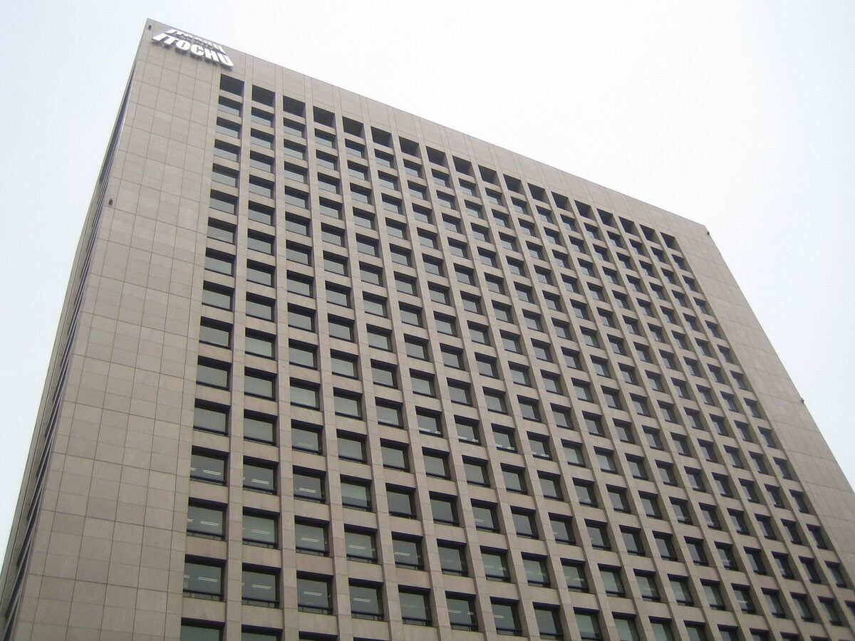 下から見上げた、窓が規則正しく並ぶ灰色の高いオフィスビル。伊藤忠商事の東京本社