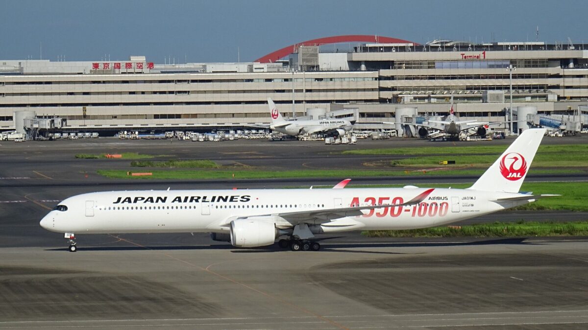 羽田空港の誘導路を走る、白い胴体に赤い鶴のマークの尾翼のJALの大きな旅客機