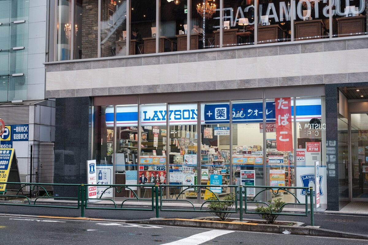 街角のビルの1階にあるローソンの店。青い看板と、ガラス張りの入り口が見える