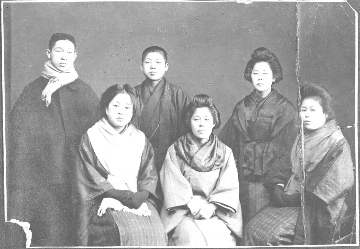 着物姿の若い男女6人が並んで写る、古い白黒の記念写真