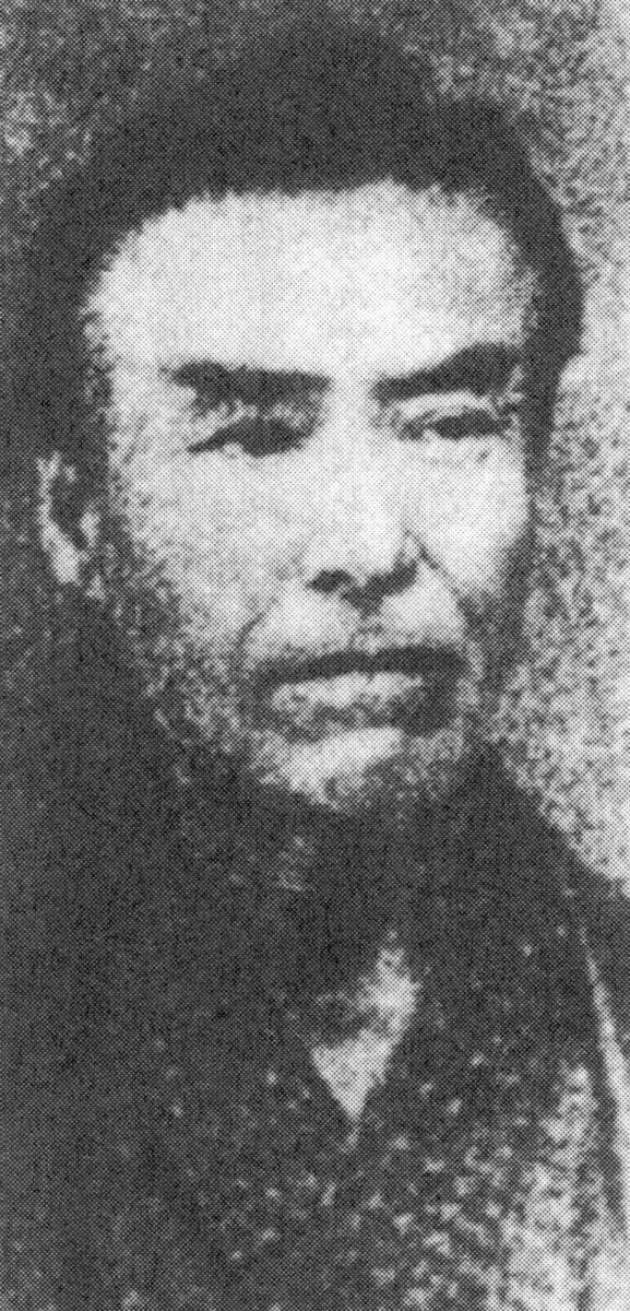 着物姿の男性の顔と肩を写した、古い白黒の肖像写真