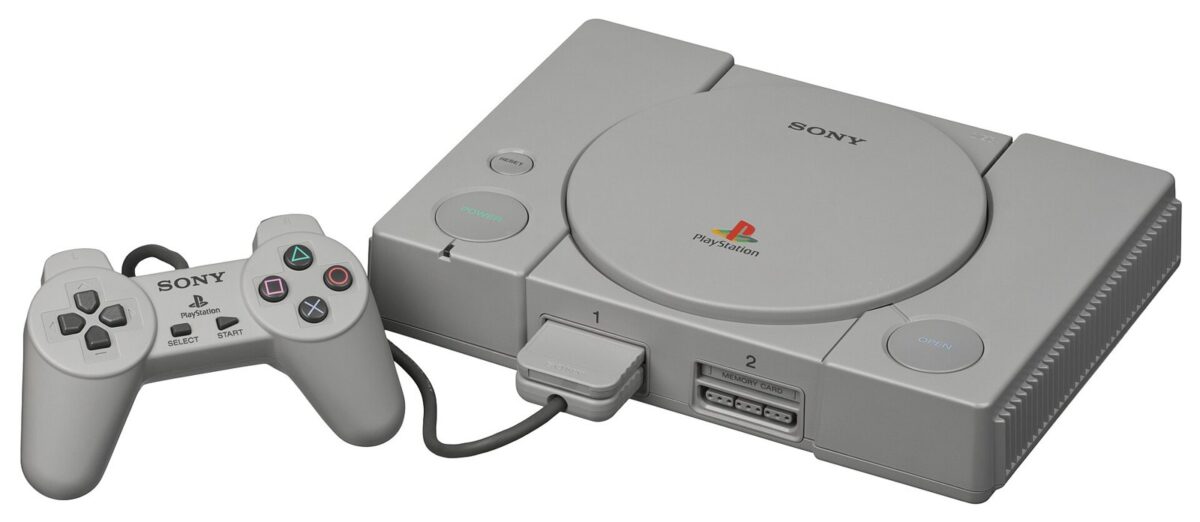 灰色の四角いゲーム機と、ケーブルでつながった灰色のコントローラー