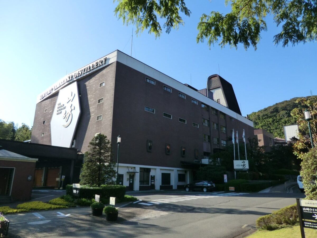 緑の山を背にして建つ、茶色いれんがの大きな建物。日本で初めてのモルトウイスキーの蒸溜所